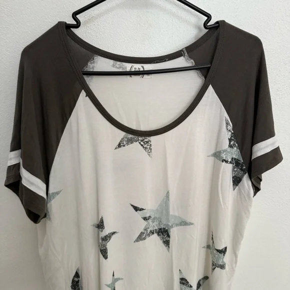 Maurices Olive Green Star Print Short Sleeve Tee - Picture 3 of 7